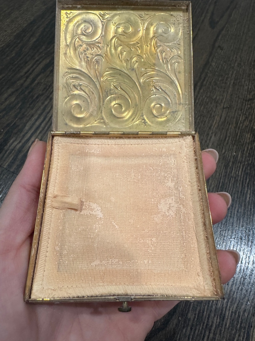1940s Vintage Gold Tone Powder Compact Ornate Scroll Vanity Makeup Case - Picture 3 of 10